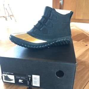 Sorel Out n About Plus Boot New in Box Gift Ready!